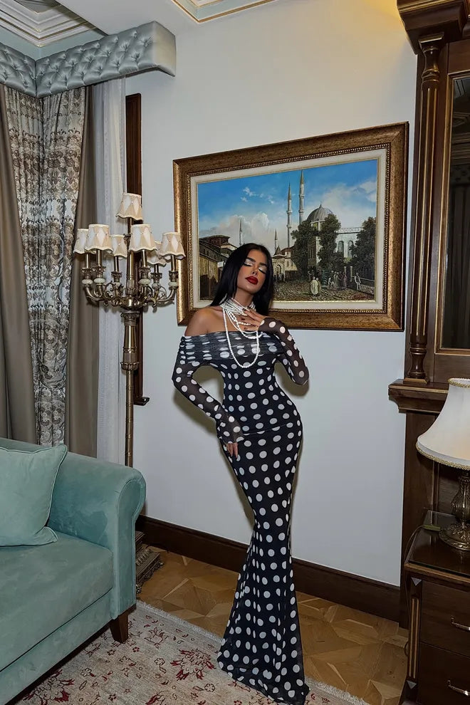 Vestido elegante às bolinhas