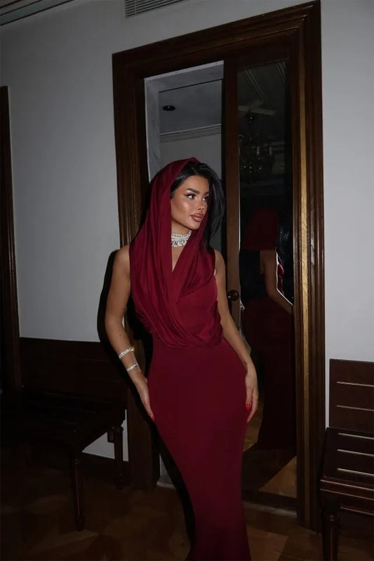 Vestido elegante com capuche